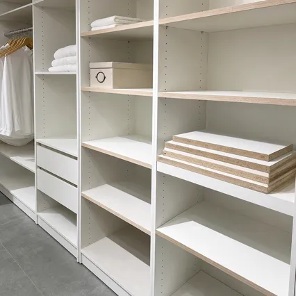 Blockboard shelving board for load-bearing shelf applications in retail and residential fit-out