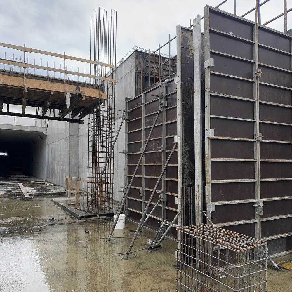 Infrastructure civil engineering bridge and tunnel formwork using waterproof film faced plywood