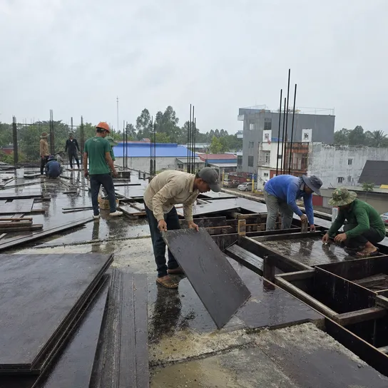 Tropical Southeast Asia monsoon season construction with waterproof formwork plywood