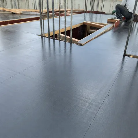 Paper overlaid plywood used as concrete formwork with painted release agent